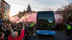 Nechutná dohra šlágru Premier League. Autobus hostujících City byl napaden