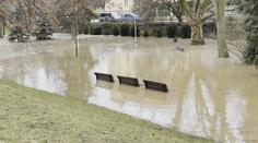 V Praze prasklo potrubí, voda zaplavila park na Letné