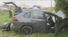 VIDEO: Drsná policejní honička. Řidič proletěl kruháčem a skončil ve stromech