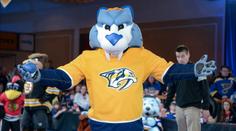 Maskot Nashvillu roztancoval Karlův most, pak se nechal i portrétovat