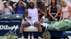 Extrémní vedra na US Open. Tenisté na kurtu omdlévají, jeden se i pozvracel