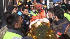 Deset dní po zemětřesení vyprostili z trosek mladou dívku, rodina jí už chystala hrob