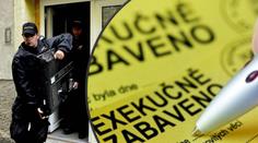 Čtveřice útočníků se vrhla na exekutora! Bili ho a vydírali ho