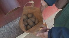 Bramboromat ve Velharticích je hitem, stačí vhodit mince a podržet tašku