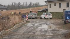 Lidé už roky čekají na příjezdovou cestu k domům. Firma se k dostavbě nemá