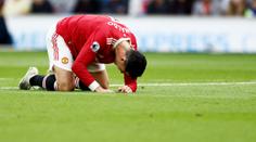 Liverpool pouze remizoval a sen o titulu mizí v dáli. United schytali debakl