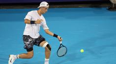Bizár na US Open: Tenista sotva chodil, podával druhou rukou a fyzioterapeut mu odmítl pomoci