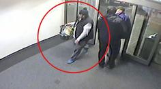 Poznáte ho? Ukradl ženě tašku s klíči, podle adresy vybílil i dům