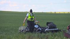 Tragická srážka auta s motorkou, nepomohla ani dlouhá resuscitace