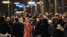 Problém po protestu na Letné. Nejezdily vlaky, lidé se nemohli dostat domů