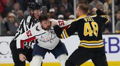 Nejlepší bitka letošní sezóny NHL? Hráči si skoro minutu vyměňovali pravé háky