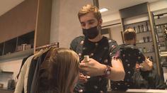 Maséři i kadeřnice stále fungují. Příjmy jim ale klesají, lidé se bojí přijít
