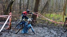 Polský závod se proměnil v zápas v bahně, cyklisté v něm byli po pas
