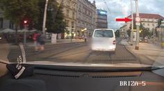 VIDEO: Opilec ujížděl strážníkům, nedbal ani zákazu vjezdu!