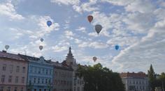 Nebe nad Hradcem halí horkovzdušné balony. Najednou se jich vznáší i desítky