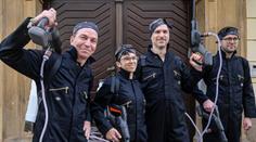 Piráti vyrazili s vapkami proti korupci. Musí zaujmout, mají poslední šanci, říká expert