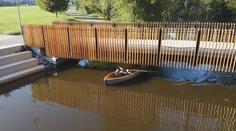 Obrácené zábradlí předělali, vodáci přesto lávku sotva podjedou