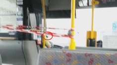 Řidička autobusu posílala SMS zprávy za jízdy a v dešti! Běžná praxe, tvrdí majitel