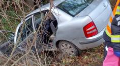 Tragická nehoda u Chocně. Auto i s řidičem skončilo v potoce, senior zemřel