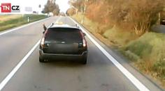 VIDEO: Taxikář vybrzdil nákladní auto. Zachytila to kamera