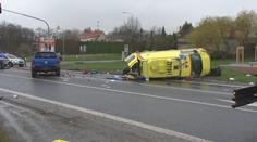 Sanitka převážející pacienta bourala v Praze. Při srážce se zranil řidič auta
