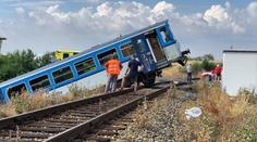 Vlak po srážce s dodávkou skončil ve svahu, jeden člověk zemřel
