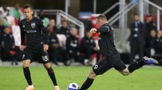 Rooneyho přímák z říše snů! Trefil to skoro ze 40 metrů. VIDEO