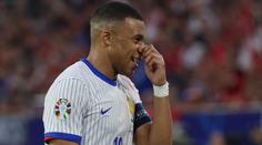 Mbappé si zlomil nos, ale bere to s humorem. Fanoušci mu vybírají masku