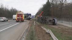 U Poděbrad omezuje dopravu kamion. Převrátil se návěs s novými automobily