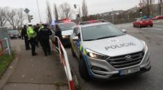 Agresivní řidič měl najíždět a střílet po autě. Uvnitř seděla žena s malými dětmi