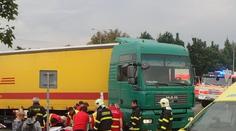 Cyklista vjel přímo pod kamion, hasiči ho tahali ven přes hodinu!