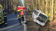 Autobus u Plzně skončil v příkopu. Byl zřejmě kradený, řidič nadýchal