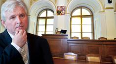 Vláda odborníků možná projde. 80 poslanců má obří dluhy a nechtějí přijít o koryta