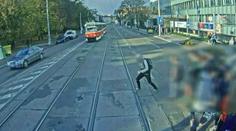 Děsivé video: Žák v Brně přebíhal před tramvají, ta ho smetla