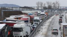 Při nehodě desítek aut se zranilo šest lidí. Dálnici D5 zprůjezdnili po 11 hodinách