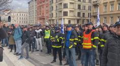 Pískot a bučení na ministra Rakušana. Policisté i hasiči v Praze zahájili protesty