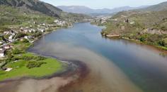Populární jezero se zbarvilo do děsivého odstínu. Hrozí úhyn ryb a zákaz koupání
