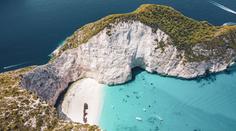 Řecko zpřísňuje pravidla pro turisty. Omezuje lehátka, pláže hlídá dron