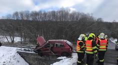 Vlak smetl na přejezdu auto se seniory, hasiči je museli vyprostit