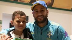 Chlapec chtěl dres, dočkal se nadávek. Neymar ho krásným gestem rozplakal