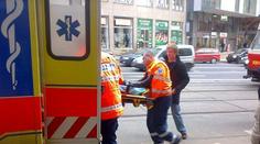 Psi málem na vodítku oběsili muže. Ležel na střeše zastávky