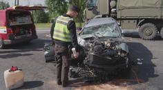 V nemocnici leží po srážce s kamionem dva lidé. K nehodě se připletl i vůz armády