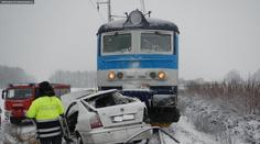 Vlak smetl auto na přejezdu. Posádku vystříhávali ven hasiči
