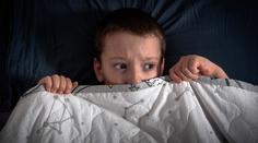 Dítě si stěžovalo na strašidlo pod postelí. Realita byla však mnohem horší