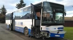 Autobus plný dětí narazil do kruhového objezdu! 11 zraněných