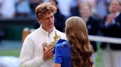 Sinner po bitvě ovládl Wimbledon. Poradil si i s korkem ze šampaňského