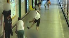 Cizinec brutálně napadl lidi v metru, vážně je zranil. Policie hledá svědky