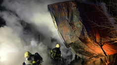 Senior na Zlínsku zatopil psovi v boudě, přes noc mu chata lehla popelem