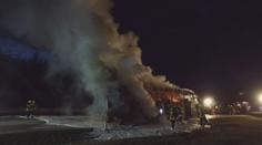 Na dálnici shořel český autobus, cestující prchali z plamenů