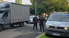Neznámý útočník pobodal v Plzni muže. Přistihl ho při vykrádání auta